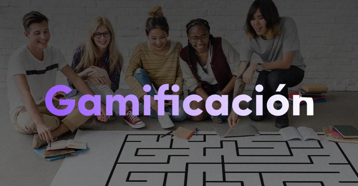 jovenes en aula de colegio que utiliza la gamificacion como parte de su gestion academica