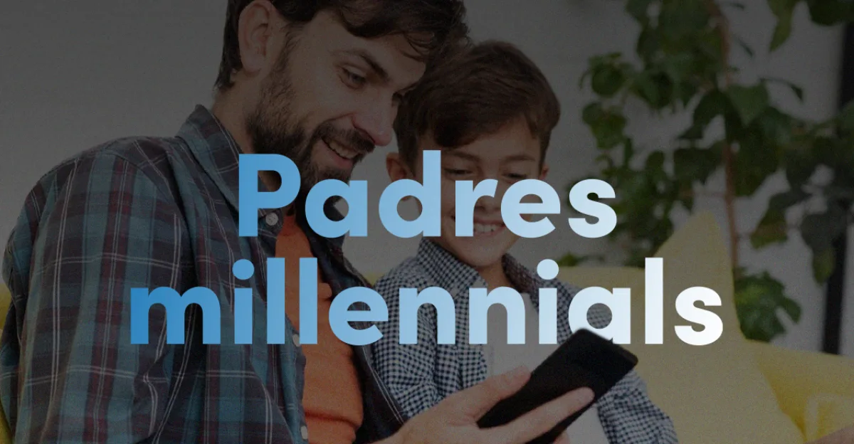 Padre millennial con su hijo buscando información escolar en un software académico para colegios